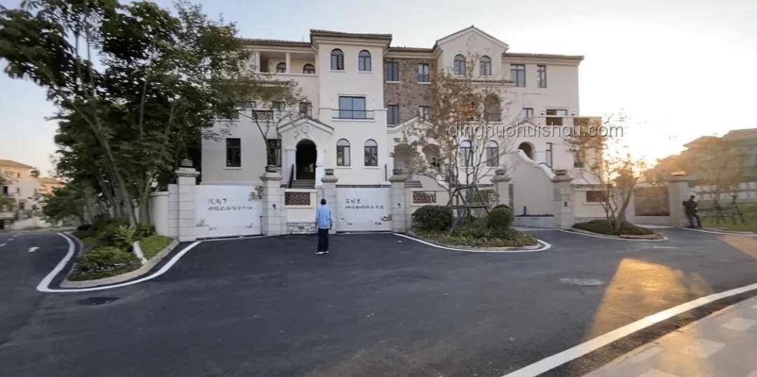 **只剩几面烂墙的别墅拍出2683万：废墟价值VS重建潜力深度剖析**