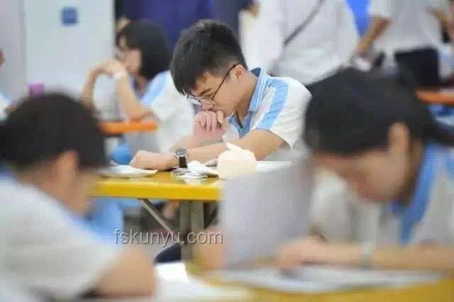 考场外的焦急：男生第一句竟是“找不着妈妈了”😱